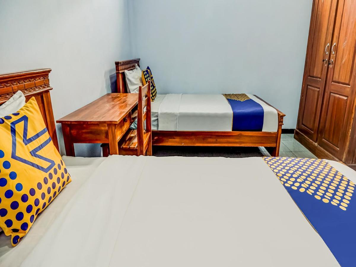 Spot On 90797 Sukun Syariah Homestay Маланг Екстериор снимка